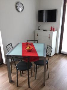 una mesa de comedor con un bol de fruta. en Appartamenti Morena CIR 0043-CIR 0044, en Aosta