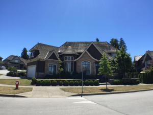 een huis met een rode brandkraan ervoor bij Sunny Island by White Rock in White Rock