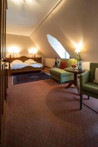 Postel nebo postele na pokoji v ubytování Hotel und Weinhaus Zum Krug + 37 fotografií