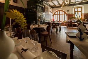 Restaurace v ubytování Hotel und Weinhaus Zum Krug