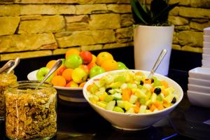 - un bol de légumes et un bol de fruits sur une table dans l'établissement Fletcher Badhotel Egmond aan Zee, à Egmond aan Zee