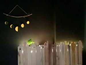 une plante au-dessus d'une clôture blanche avec des lumières dans l'établissement Woods Decor - Anping, à Tainan