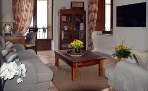 - un salon avec un canapé et une table basse dans l'établissement Donna Chiara, à Nusco