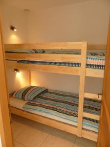 two sets of bunk beds in a room at Appartement face à la mer in La Croix-Valmer