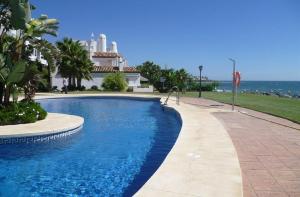 The swimming pool at or close to Apartamento Playa de la Lucera