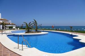 The swimming pool at or close to Apartamento Playa de la Lucera