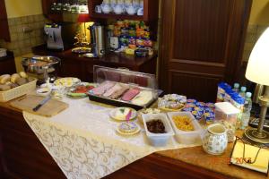 uma mesa com comida em cima de um balcão em Hotel Magnes em Szklarska Poręba