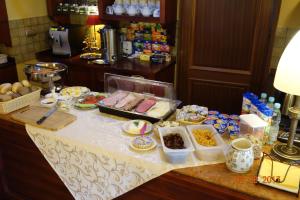 stół z jedzeniem na blacie w obiekcie Hotel Magnes w Szklarskiej Porębie