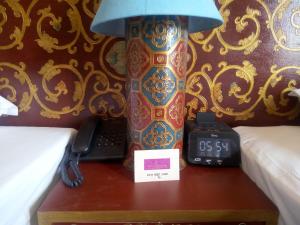 Tempat tidur dalam kamar di Hotel Harmika
