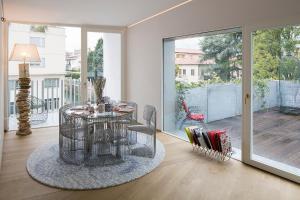 uma sala de estar com uma mesa e uma varanda em Ai Bastioni Boutique Hotel em Treviso