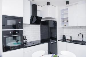 Kuchyňa alebo kuchynka v ubytovaní Apartament Winogrady Hawelańska