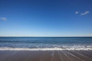 a view of the ocean from the beach at Strandhotel Fontana in Timmendorfer Strand
