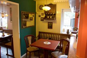 - une salle à manger avec une table et des chaises en bois dans l'établissement Landhotel Alte Mühle, à Modautal