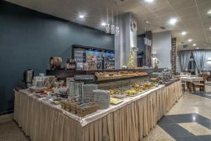 una línea de buffet con comida encima en Aparthotel Baltic Spa, en Świnoujście