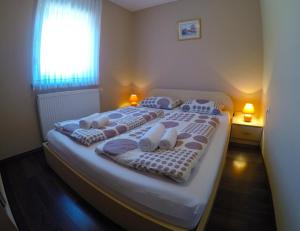 En eller flere senge i et værelse på Apartments and Rooms Rea