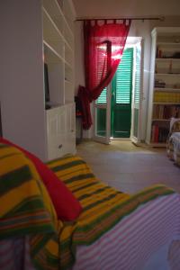 um quarto com uma cama com um cobertor colorido em Charming apartment em Siena