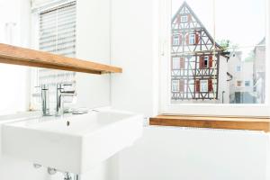 a bathroom with a sink and a window at Stadthotel Waldhorn in Kirchheim unter Teck