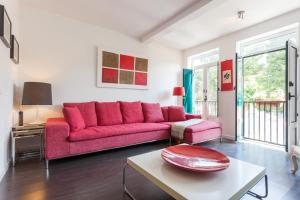 リスボンにあるFLH Principe Real Design Flatのリビングルーム(赤いソファ、テーブル付)