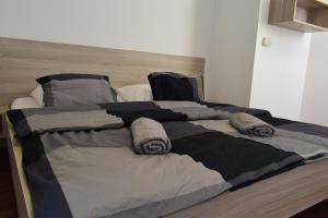 Una cama grande con mantas y almohadas. en 22nd Uprising Square, en Bratislava