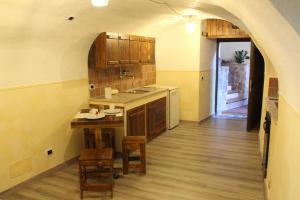 a kitchen with a sink and a table with chairs at La Giada in Tivoli