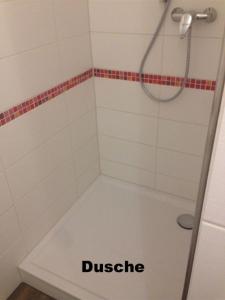 a bathroom with a shower with a tub at Ferienwohnung "Bäderdreieck" in Haarbach