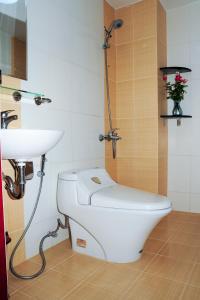 ein Bad mit einem WC und einem Waschbecken in der Unterkunft Diep Anh Guest House in Ho-Chi-Minh-Stadt