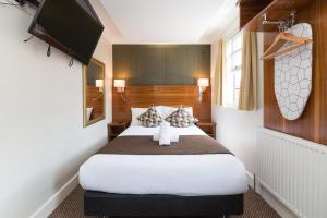 Postel nebo postele na pokoji v ubytování Chester Hotel