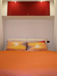 ボローニャにあるMalgrado House Bolognaのベッドルーム1室(枕2つ付)