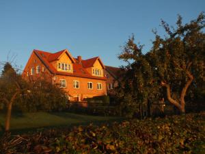 una gran casa naranja sentada en la parte superior de un patio en Schaalseeblick en Zarrentin
