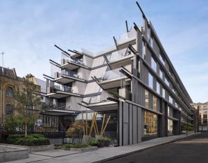 - un bâtiment avec balcon sur le côté d'une rue dans l'établissement Nobu Hotel London Shoreditch, à Londres