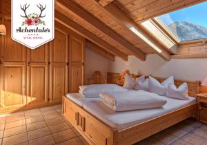 Postel nebo postele na pokoji v ubytování DEVA Achentaler Vitalhotel