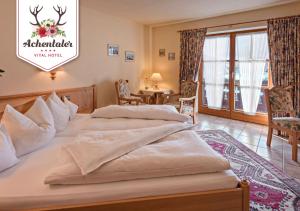 Postel nebo postele na pokoji v ubytování DEVA Achentaler Vitalhotel