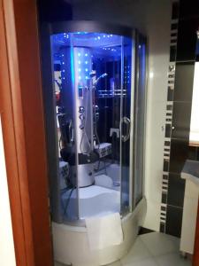 baño con cabina de ducha de cristal con varios lavabos en Villa Vežić, en Mostar