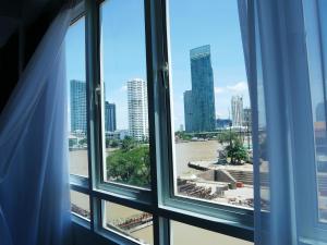 una ventana con vistas a la ciudad en Room58, en Bangkok