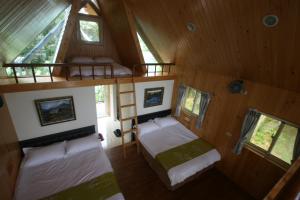 eine Aussicht über 2 Betten in einem Baumhaus in der Unterkunft Yulan Green Roof in Datong