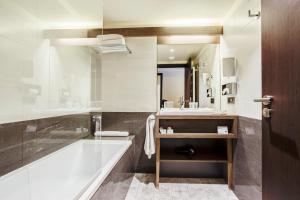 Et badeværelse på Excelsior Chamonix Hôtel & Spa + 37 billeder