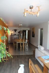 a living room with a couch and a dining room at B&B Le Perchoir in Libin