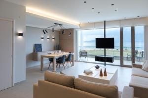 Televízia a/alebo spoločenská miestnosť v ubytovaní Fani Luxury Apartments Stavros