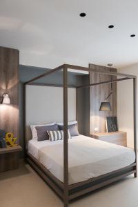 En eller flere senge i et værelse på Fani Luxury Apartments Stavros