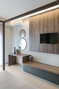 Televízia a/alebo spoločenská miestnosť v ubytovaní Fani Luxury Apartments Stavros