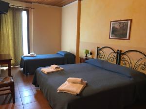 2 posti letto in camera con 2 asciugamani di Agriturismo Ai Due Volti a Dossobuono
