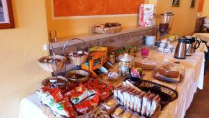 una tavola piena di cibo e cesti di cibo di Agriturismo Ai Due Volti a Dossobuono