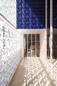 un edificio con azulejos azules y blancos en el lateral en Hotel Santacreu, en Tabarca