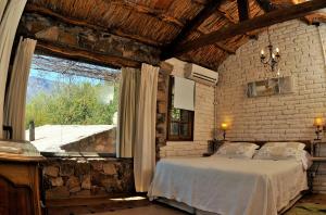 Postel nebo postele na pokoji v ubytování LAS JARILLAS Hostería & Bodega