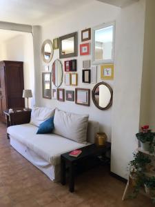 un soggiorno con divano bianco e molti specchi di Casa Bertiera Bologna Centro a Bologna