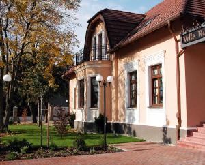 een gebouw met een straatbord ervoor bij Villa Rosa in Dunajská Streda
