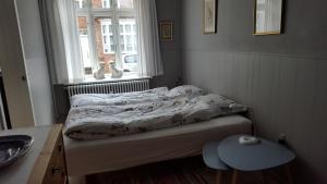 トゥナーにあるØstergade 46の小さなベッドルーム(ベッド1台、窓付)