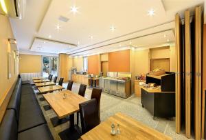 Residence BENE في براغ: مطعم بطاولات وكراسي خشبية ومطبخ