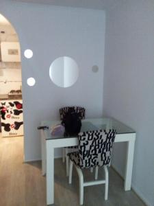 uma mesa branca e uma cadeira num quarto em Oroño 1 em Rosário