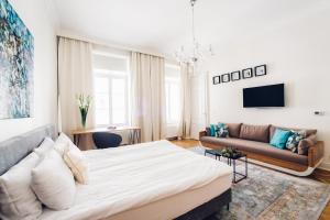 Televízia a/alebo spoločenská miestnosť v ubytovaní Adele Apartments